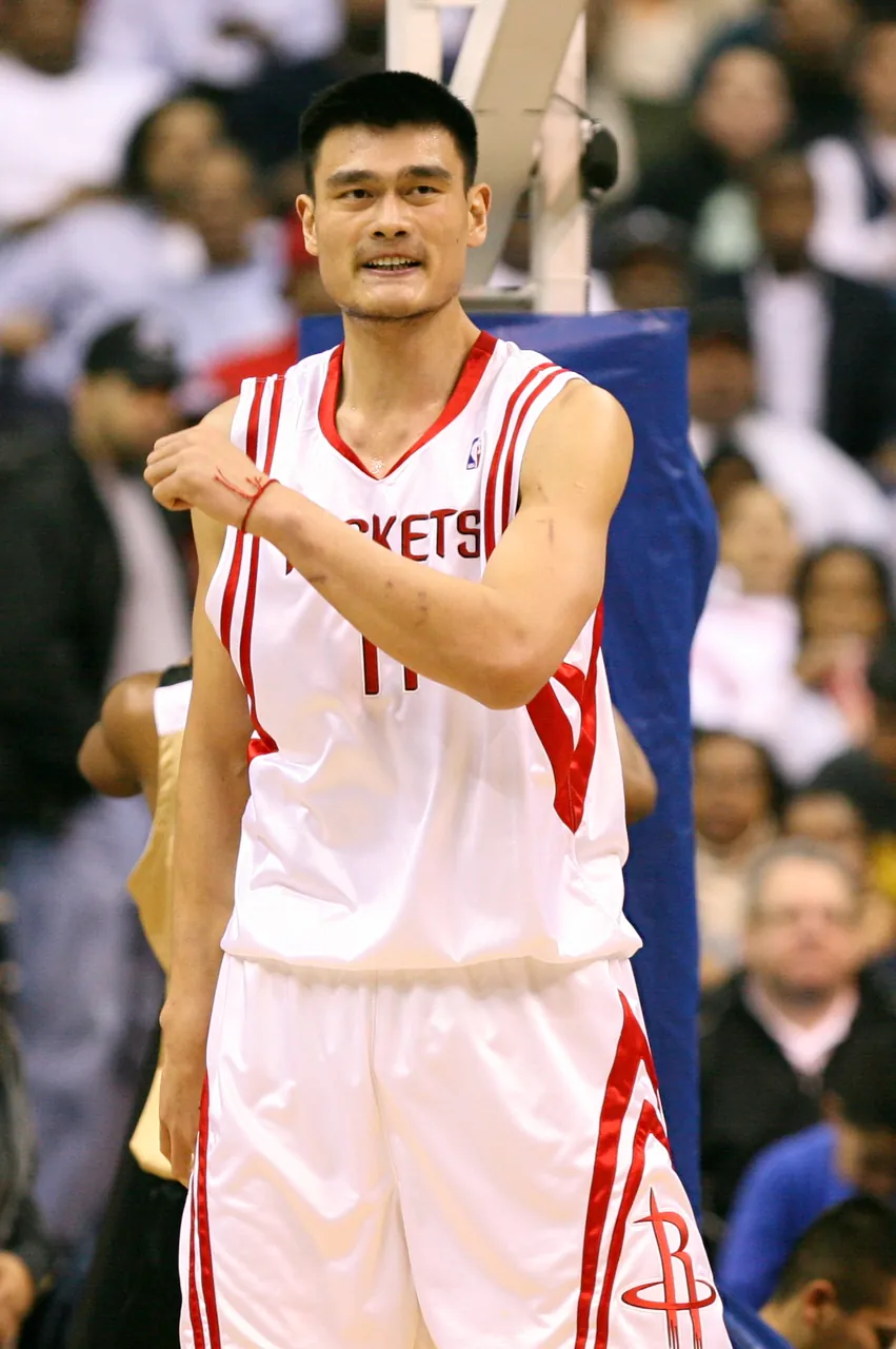 Yao Ming, photo 2 of 2