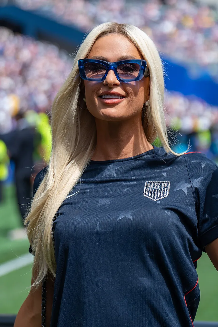 Paris Hilton, photo 3 of 3