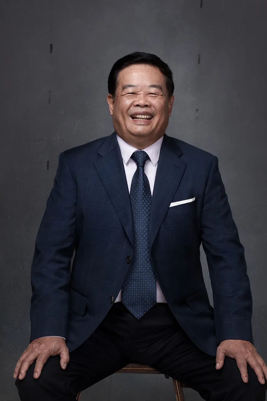 Cao Dewang, photo 1 of 2