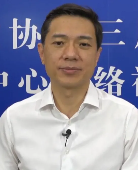 Robin Li, photo 2 of 2