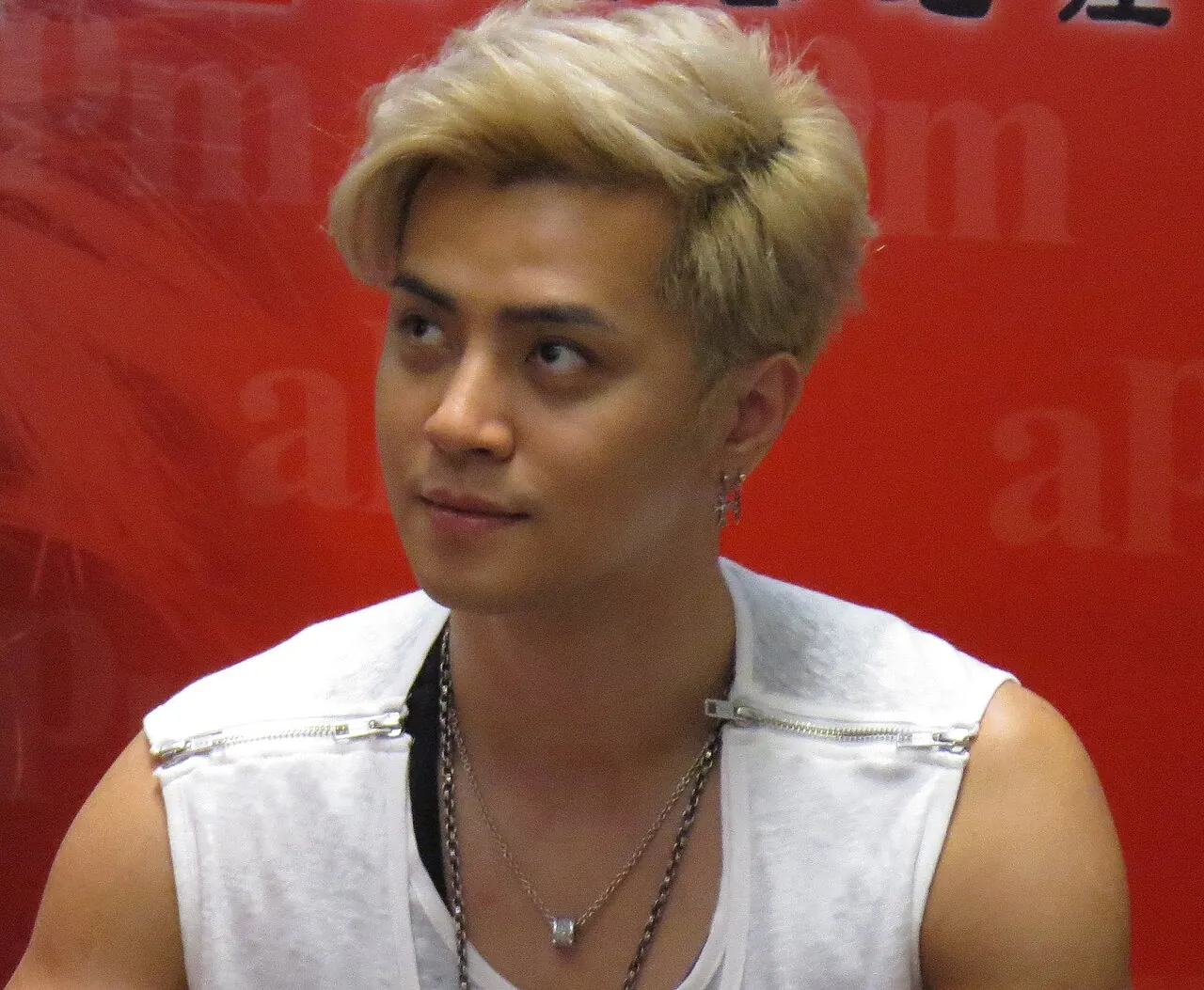 Show Lo, photo 1 of 1