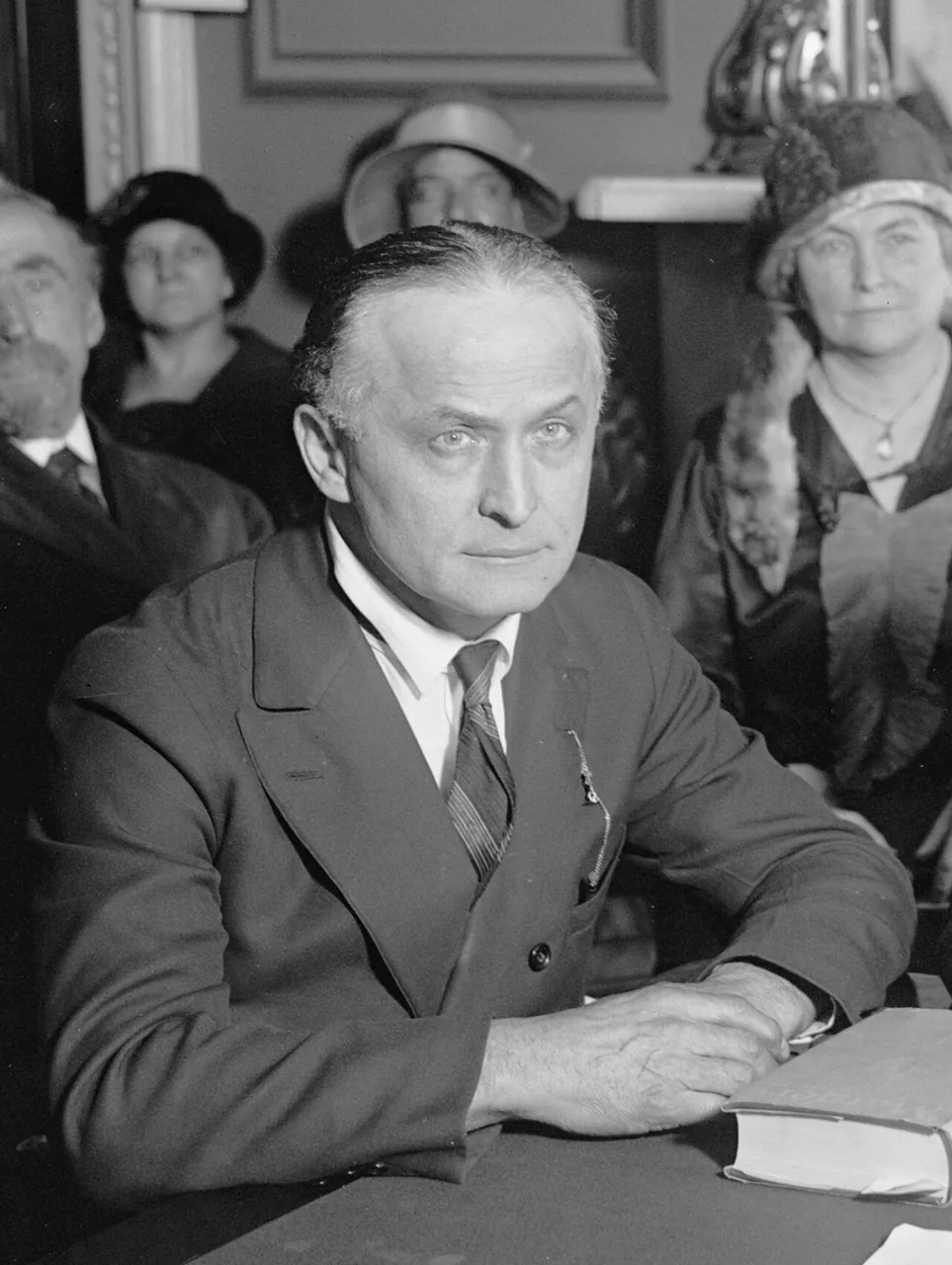 Harry Houdini, photo 2 of 3