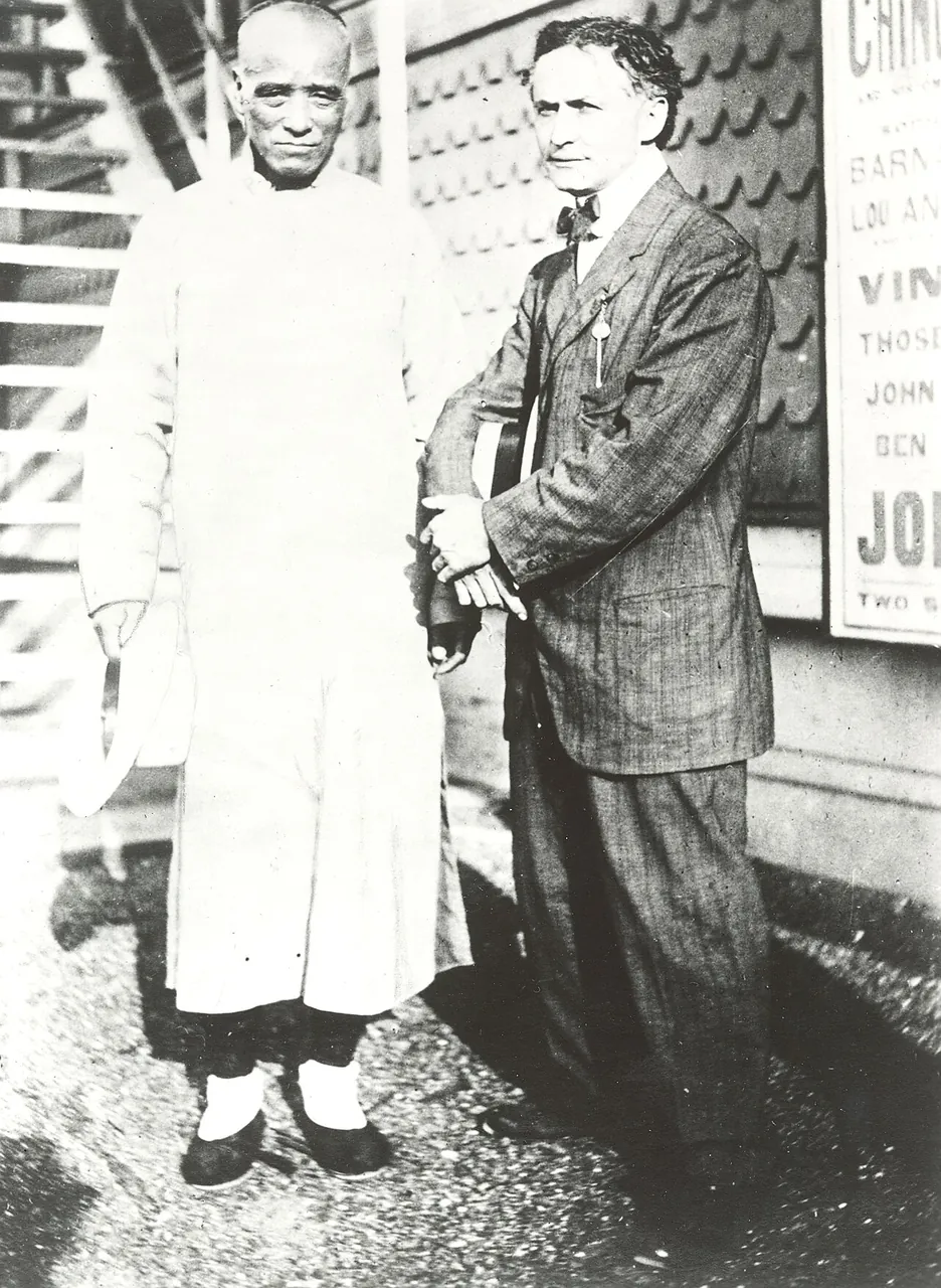 Harry Houdini, photo 3 of 3