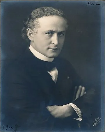 Harry Houdini, photo 1 of 3