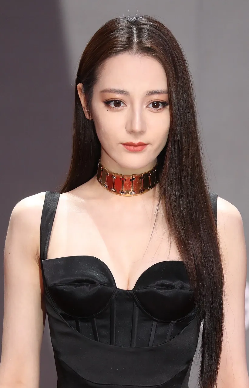 Dilraba Dilmurat, photo 2 of 2